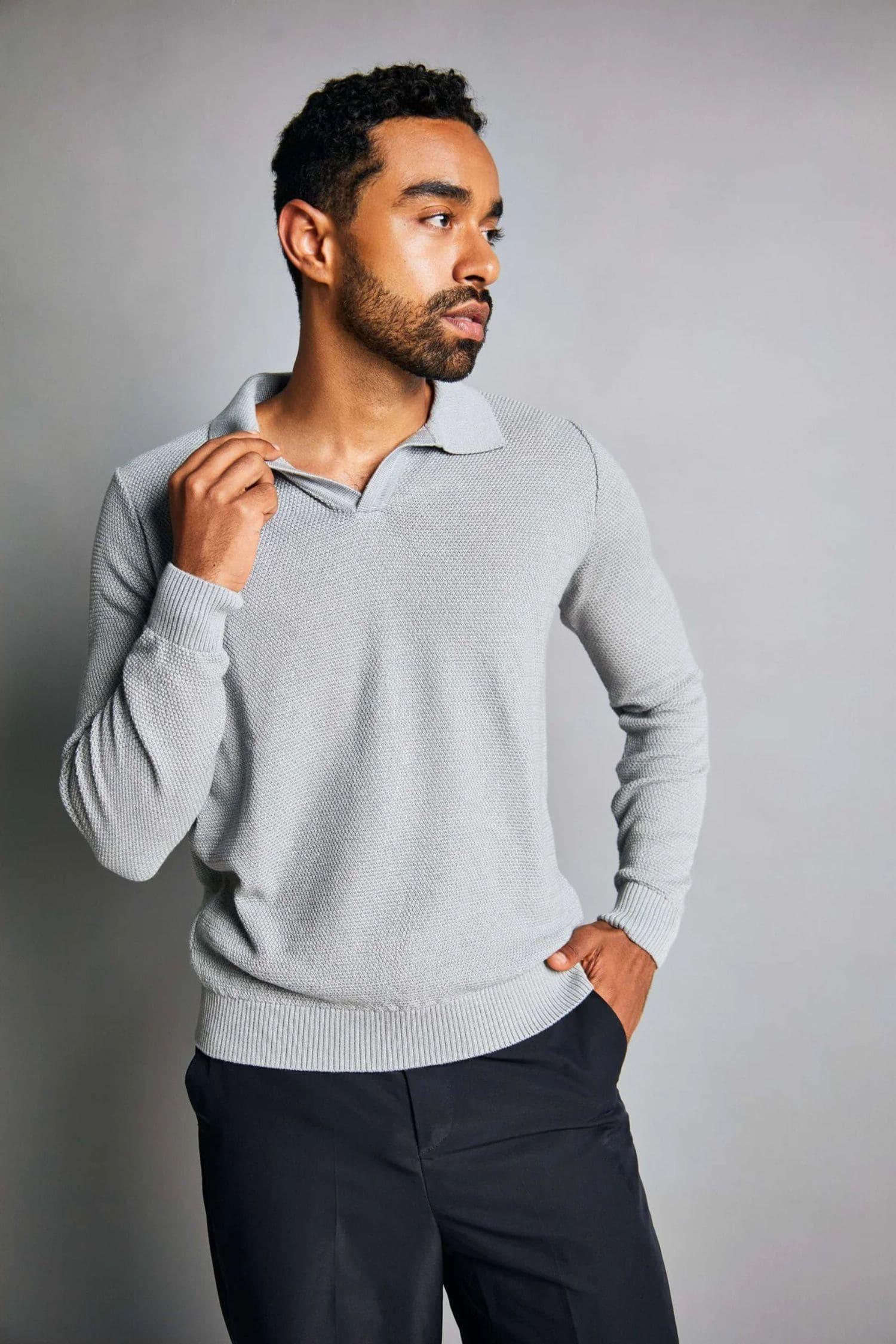 Hombre con suéter gris tejido de punto y pantalón oscuro, moda casual masculina